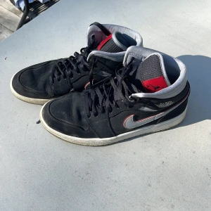 Jordan 1 mid / 41 - Välanvända men inga skador färgen har helt sig snygg och inget på dem har pajat 200kr 150 vid snabb affär