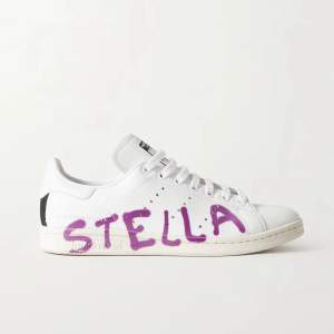 Vita Stella McCartney x Stan Smith sneakers i storlek 38 2/3. Nypris: ca 3500 kr, helt slutsålda på hemsidan! Både vita och färgade snören medföljer. Säljer för 2400 kr 💕Skriv till mig vid frågor eller fler bilder 💕💕