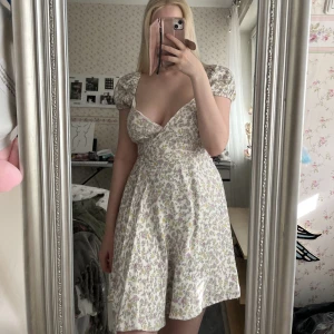 Blommig klänning - Så söt blommig klänning från Zara i strl M som passar perfekt nu till våren & sommaren!💓  (Endast prövad)