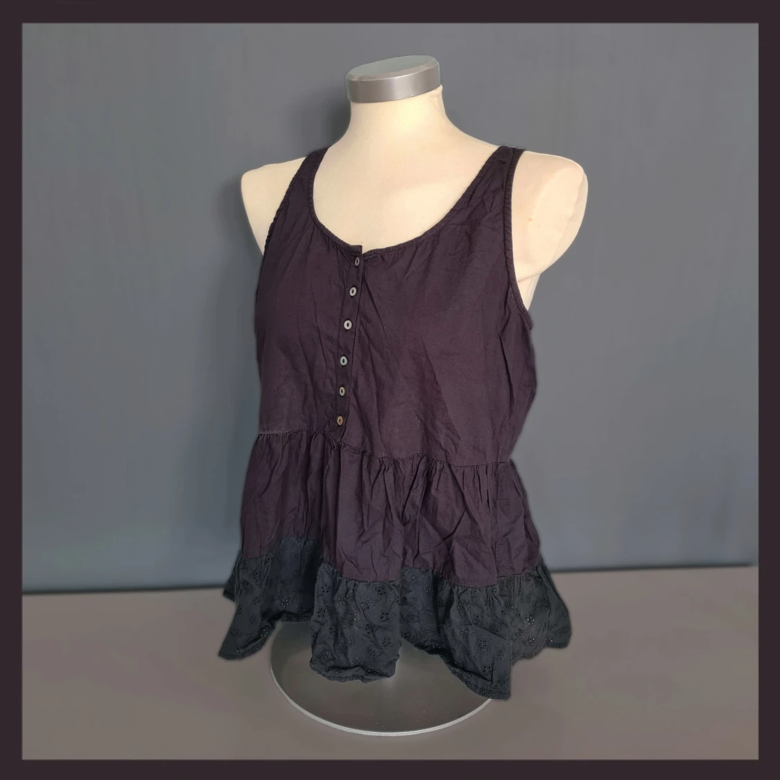 Svart utsvängd topp