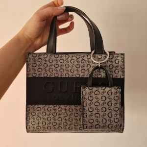 Handväska  - Guess hand väska, andvänt en gång, höjd 20cm