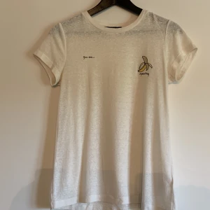 Vit t-shirt med brodering - Vit tunn t-shirt med brodering från bikbok. Storlek XS men något stor i storleken. 