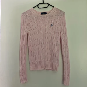 Ralph lauren stickad - Långärmad ljusrosa stickad tröja från Ralph lauren. Storlek S, liten i storlek. Lite blekt längs kanten och armslut, annars fin.