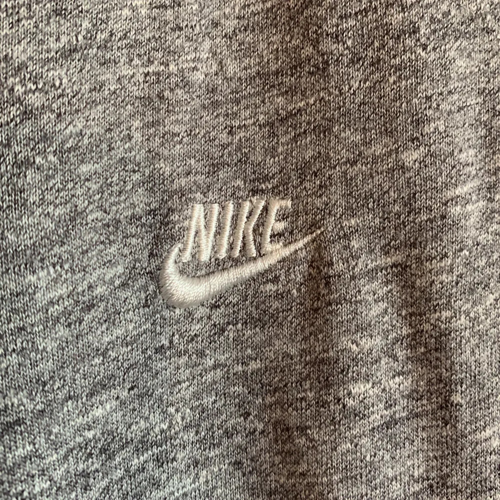 Gråa Nike mjukisbyxor i storlek XS. . Jeans & Byxor.