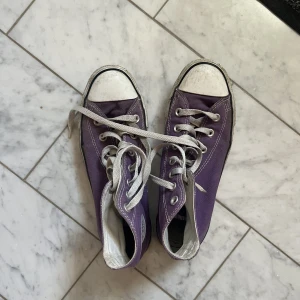 Lila converse - Jättefina lila converse som inte kommer till användning. Köptes nya för 2 vintrar sedan och har använts cirka 10 gånger.