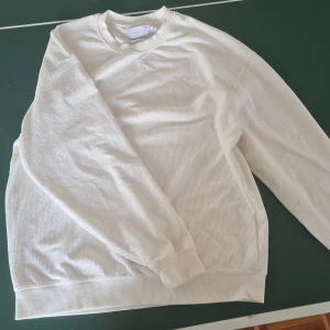 Mysig vit tjocktröja  - Säljer vit tjocktröja från topman i storlek M. Använd endast 1 gång så den är i toppskick. Super skön tröja säljer för inte min stil.