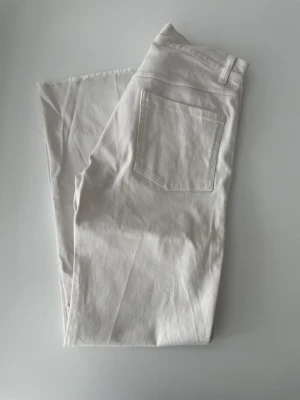 Raka jeans marimekko	 - Jeans med avlippt kant från marimekko. Fläck som förmodligen går bort med blekningsmedel på ena benet. 