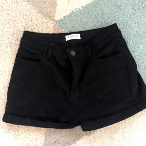 svart jeansshorts med mid waist. är från lindex och i barnstorlek men skulle passa xs. lite otydliga bilder, så skriv för fler om det behövs!💜💜läs bio