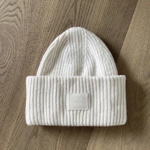 Acne mössa - !!INTRESSEKOLL!! Fin acne mössa! Har lite defekter på insidan (smink fläck i pannan) men annars är den som ny! 