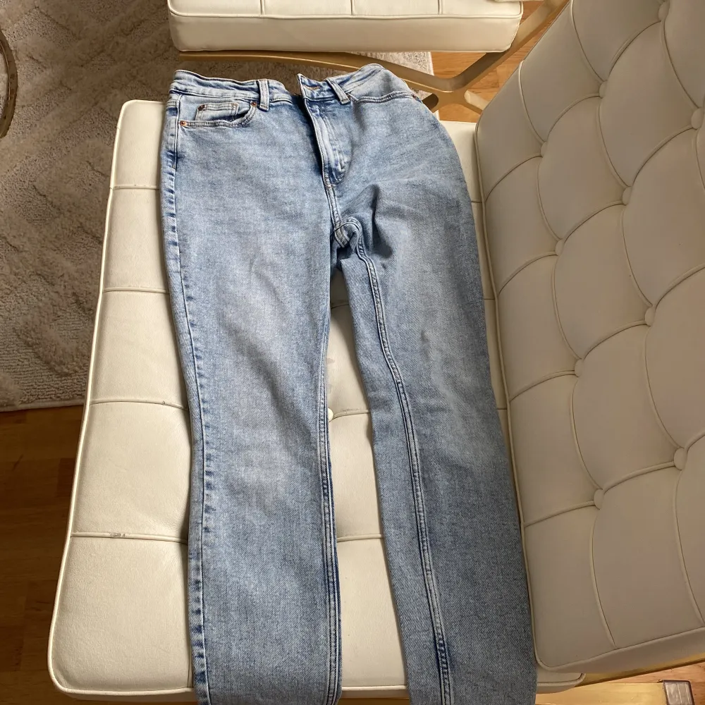 Säljer de här jeansen, skriv om du är intresserad. . Jeans & Byxor.