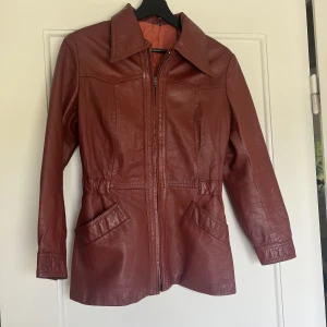 Röd skinnjacka - Så fin vintage skinnjacka. Står strl 40, men passar en S/M. Köpt här på plick men passade inte så säljer vidare ☺️ Bra vintage skick