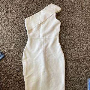 Vit tajt stretchig klänning  - Vit stretchig klänning. Aldrig använd då jag hitta en annan. Jättefin