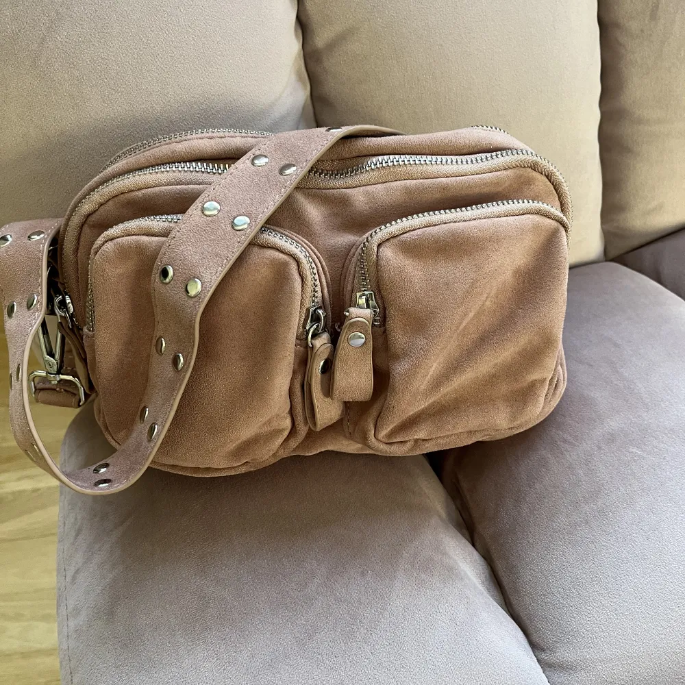 Rosa väska i samet tygg, knappt använd. Säljer för att jag inte använder den. Inga skador ❤️❤️❤️. Väskor.