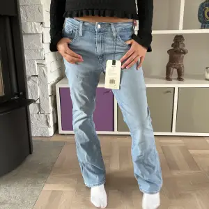 Skit najs lågmidjade bootcut jeans från levis, står högmidjade på men som det är på bilden är de låg midjade. Skulle säga att de är i storlek 36/38 