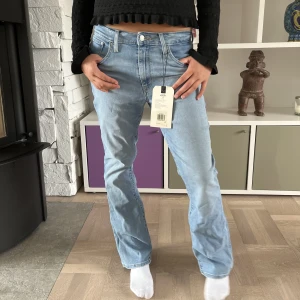 Skit najs oanvända jeans från levis  - Skit najs lågmidjade bootcut jeans från levis, står högmidjade på men som det är på bilden är de låg midjade. Skulle säga att de är i storlek 36/38 