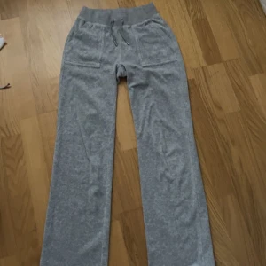 Gråa juicy couture byxor - Är som helt nya då dom bara är använd ett få tal gånger. Säljer eftersom dom dom inte kommer till användning. Dom är i xxs men passar även xs och s. Priset kan diskuteras 