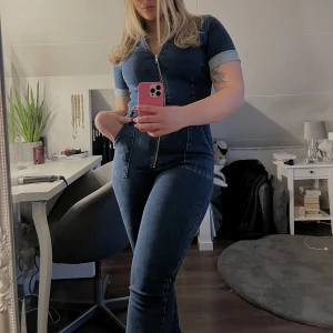 Iggy jumpsuit - Mörkblå jumpsuit från mango i storlek L, köpte både m och l o glömde lämna tillbaka. Superstretchigt och skönt material! 