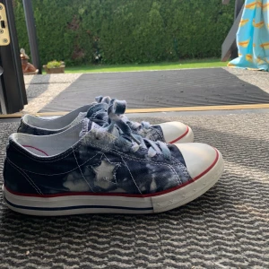 Converse All star i jeans - Ett par Converse all star i storlek 37,5, men passar mig som har storlek 38. Skorna är i nyskick och har används ca 3 ggr. 