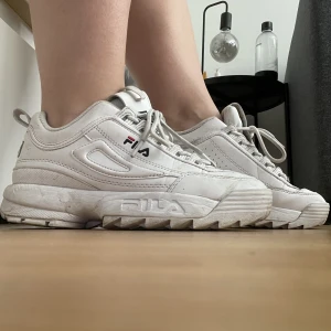Fila sneakers - Fila sneakers i använt skick. Lite smutsiga men går att tvätta. Skrap på insidan av skon, se bild. Även lite hål i fodret vid hälarna, inget som märks av vid användning. Storlek 38
