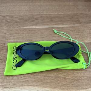 Svarta Solglasögon från even&odd, lite coola, använt max en gång så väldigt bra skick!!