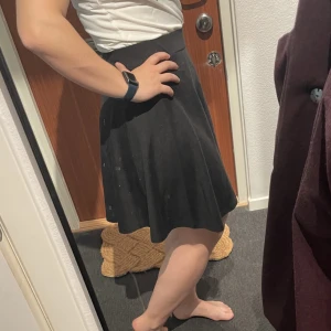 Kjol - Skaterkjol i storlek S. Svart. Finns lite smånoppor men de är lätta att ta bort. 