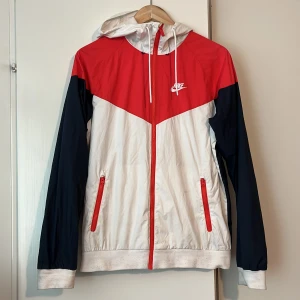 Träningsjacka från Nike - Träningsjacka från Nike.  I använt skick men inga större defekter. 