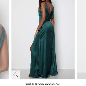 Finast balklänningen i grön siden med spetsdetalj i ryggen. Från bubbelroom och är helt oanvänd men lappar kvar. Nypris 1199 kr, säljer för 499 kr.