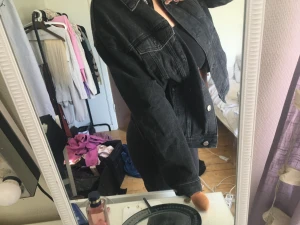 Oversized jeans jacka - Jeans jacka från Gina tricot Super fint skick Storlek 38, köpt för 499❤️ Skriv för mer bilder!