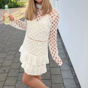 Studentklänning - Säljer min studentklänning från förra året som inte längre går att köpa.  Säljs för 700kr. Den är i storlek M/L men jag är en XS/S och den satt bra på mig (första bilden) 