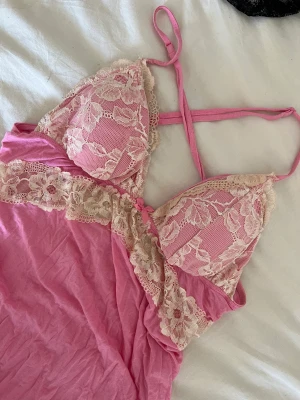 Victorias Secret nattlinne - Säljer detta superfina nattlinne från Victorias secret som i princip aldrig är använt. Går att använda som festklänning också under en kavaj!