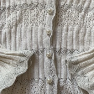 Super snygg vit somrig kofta  - Super snygg vit somrig kofta med super snygga detaljer. Knappt använd och har inga hål eller fläckar!💗