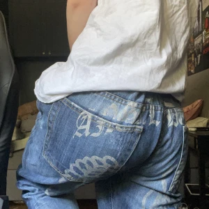 Graphic jeans - tvär feta jeans som jag köpte på humana men kommer tyvärr sällan till användning:(