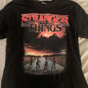 Stranger things t-shirt - Köpt ifrån new yorker. Endast testad så den är i bra skick. Tvättas självklart innan säljning.  Köpare står för frakt  Går att diskutera pris Skriv privat för fler bilder 