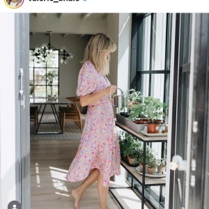 Valerie klänning - Superfin Valerie klänning i veganskt tyg - den perfekta sommarklänningen.