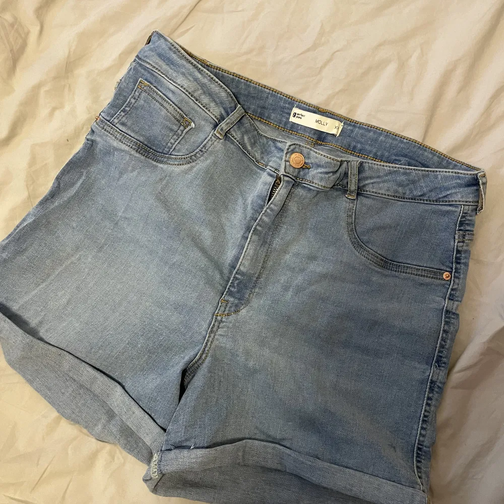Knappt använda jeansshorts ifrån Gina tricot, i modellen ”molly” . Jeans & Byxor.