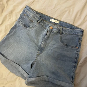Jeansshorts  - Knappt använda jeansshorts ifrån Gina tricot, i modellen ”molly” 