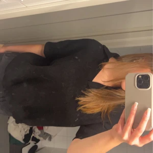 Svart stickad tröja - Svart stickad tröja. Använd en gång. Pris 110kr + frakt