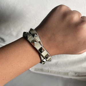 Valentino armband - Dubbelt vitt valentino armband. Ganska slitet men ser fortfarande fint ut på. Kan gå ner i pris och även byta mot andra saker.