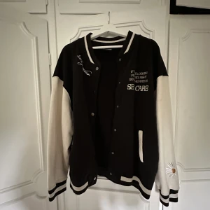 Collagejacka pegador - En college jacka i bomull från pegador. Storlek L o väldigt oversized