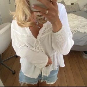 Vit blus  - Säljer denna vita långärmade blus. Jättefin men säljer då den inte kommit till användning. Direktpris är 320kr Har du någon fråga så är det bara att höra av sig🫶🏻