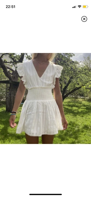 Studentklänning  - Så sjukt snygg klänning till antingen studenten eller skolavslutningen💗köptes för 2200