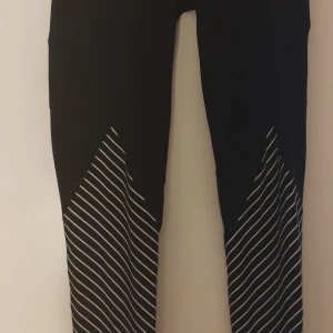 Adidas Leggings  - Leggings i storlek XS. De sitter inte fint på mig då jag tycker storleken är liten för att vara XS, påminner mer om en XXS. Snygga Leggings i bra skick och använda ett fåtal gånger.