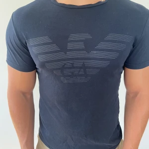 Armani T-shirt strl S, perfekt för sommaren - Strl s Djur & rökfritt hem Super fin slimfit Size S  T-shirt 