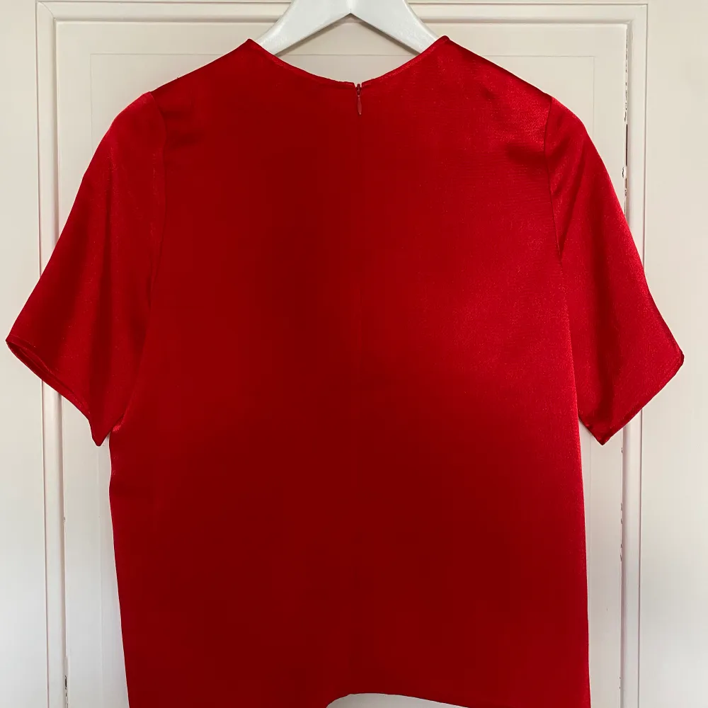Röd satintopp med dragkedja i ryggen från Samsøe. T-shirts.