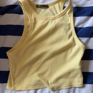 Gul sommartopp  - Jättefin topp men lite för liten för mig. Använd ett fåtal gånger.💗