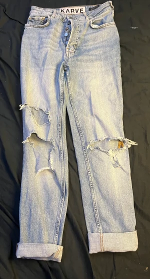 Jeans  - Storleken som står på byxorna är XS men skulle säga att de egentligen är S