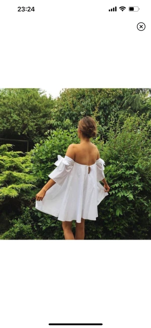 Off shoulder klänning  - Vit off shoulder klänning/studentklänning från ZARA, använd ett fåtal gånger och i bra skick. Bild 1 & 2 är lånade från Google. Storlek XS. Använd gärna KÖP NU om du vill köpa.