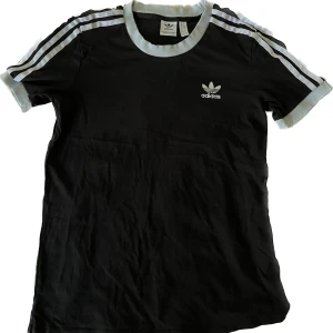 Adidas t-Shirt  - 🤍Köp 4 tröjor för 200kr + FRI FRAKT 🤍 eller 3 för 2 på alla plagg 