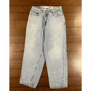 Levis 560 jeans 33/30 - Snygga vintage Levis jeans i storlek 33/30! Bara att skriva om du undrar över något🙏