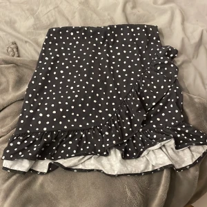 Volang kjol  - En super fin prickig volangkjol. Kommer ej till andvänd minna längre! Bra skick 😊passar både s och m